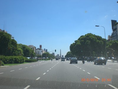 Avenida 9 de julho, Buenos Aires. Obelisco ao fundo.