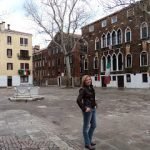 Karla numa rua em Veneza