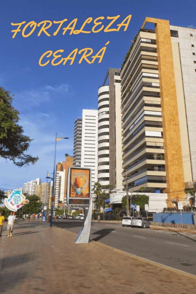 Caminhando pela Avenida Beira Mar em Fortaleza