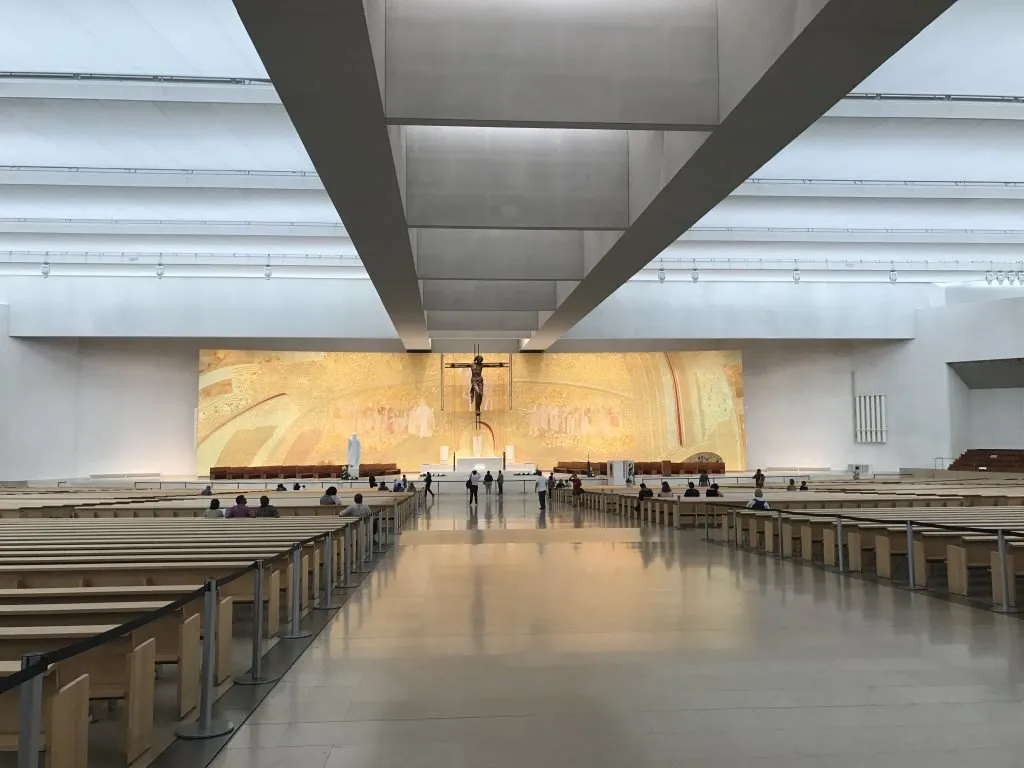 Basílica da Santíssima Trindade por dentro, Santuário de Fátima Basílica da Santíssima Trindade por dentro, Santuário de Fátima