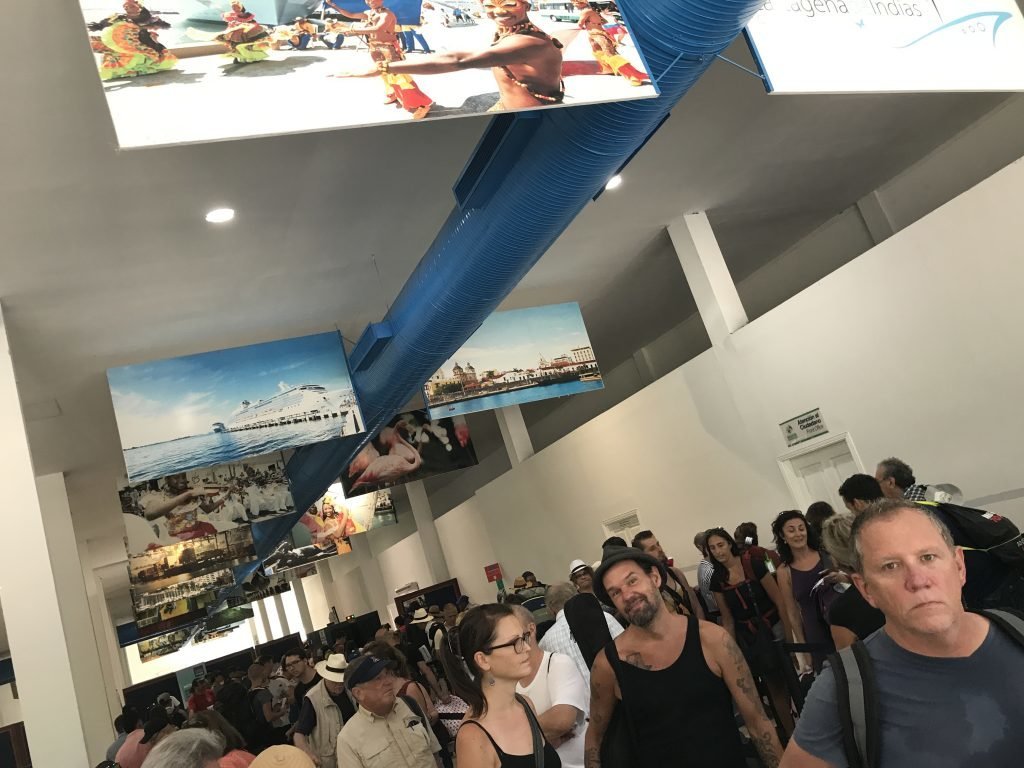 Galpão com ar condicionado no embarque em Cartagena