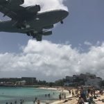 Maho Beach, St. Maarten e o avião da Força Aérea Americana tentando pousar