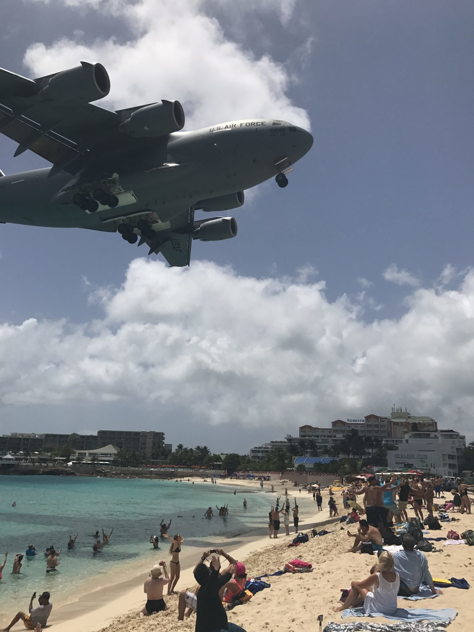 Maho Beach, St. Maarten e o avião da Força Aérea Americana tentando pousar
