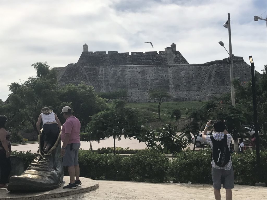 Monumento dos Sapatos Velhos com o Castelo de San Felipe atrás