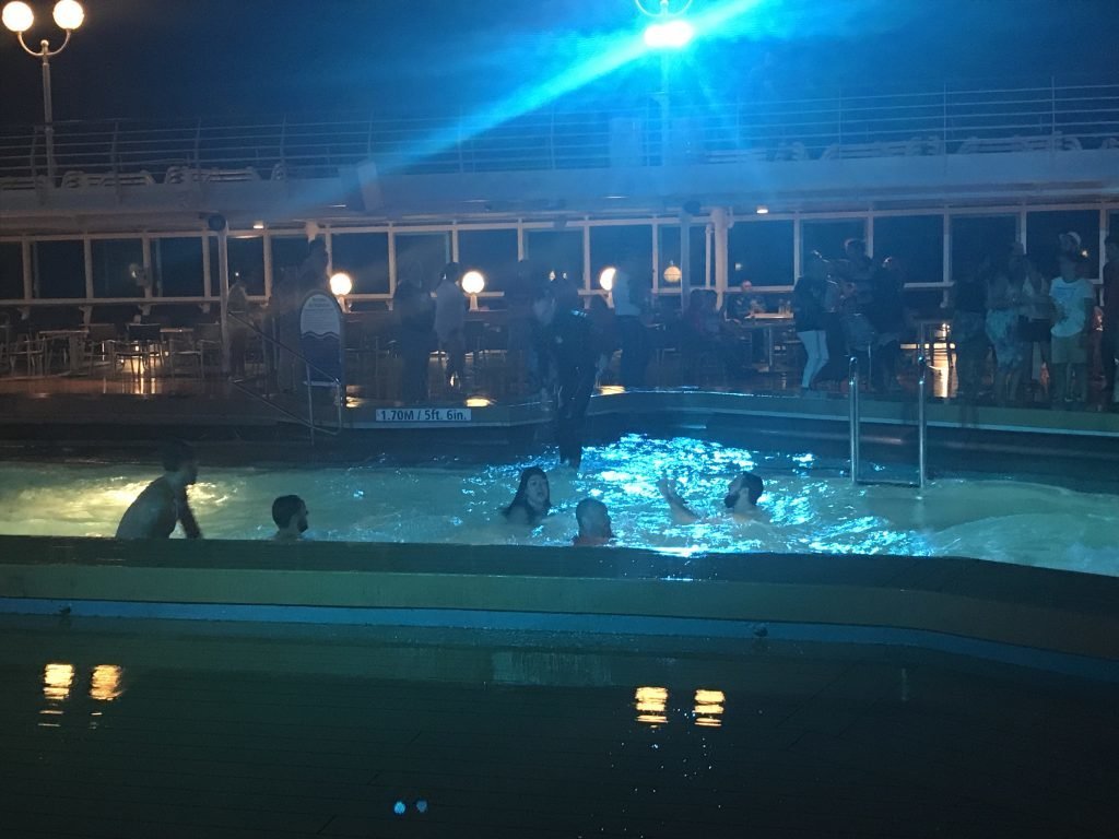 Viagem de navio: festa na piscina