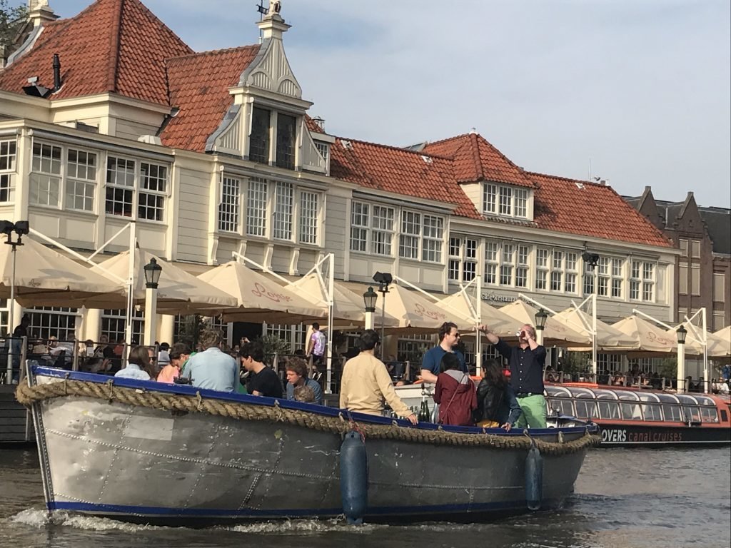 Galera reunida para passeio de barco em Amsterdam