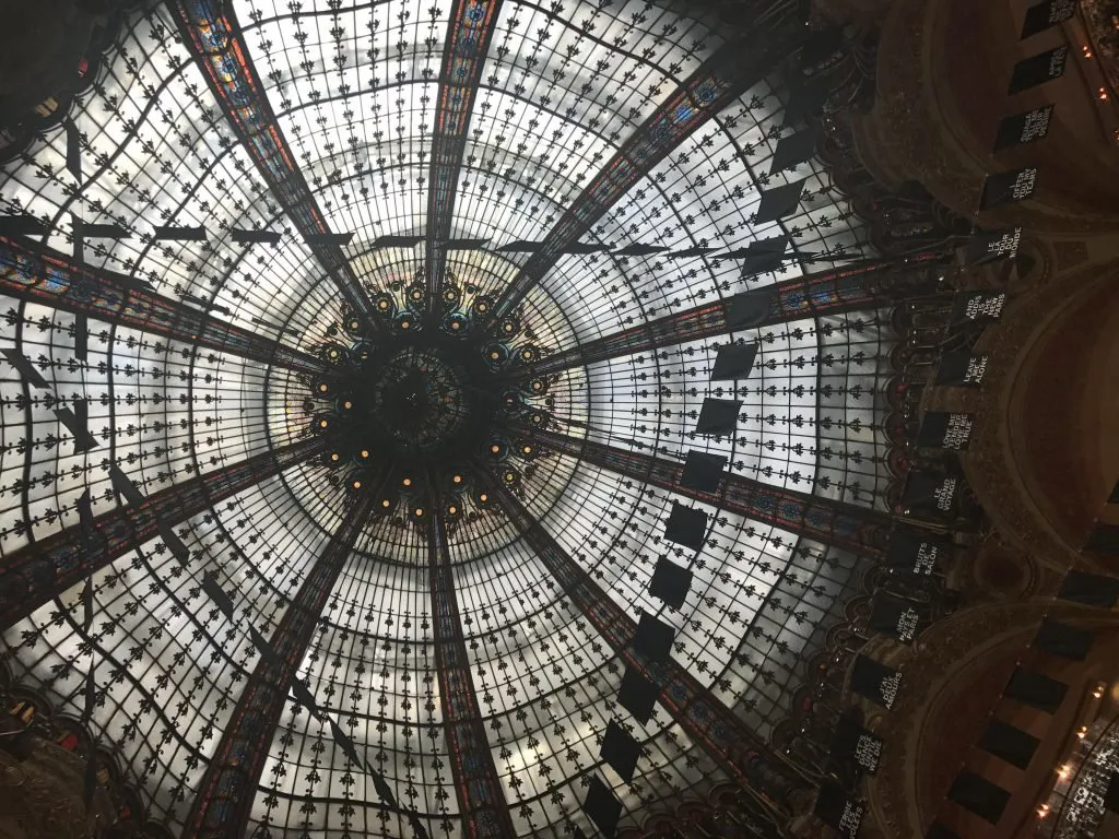Galeria Lafayette em Paris - detalhe do teto Galeria Lafayette em Paris - detalhe do teto