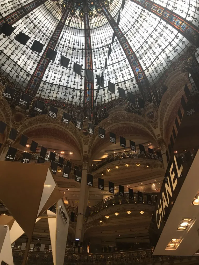 Galeria Lafayette em Paris hall central Galeria Lafayette em Paris hall central