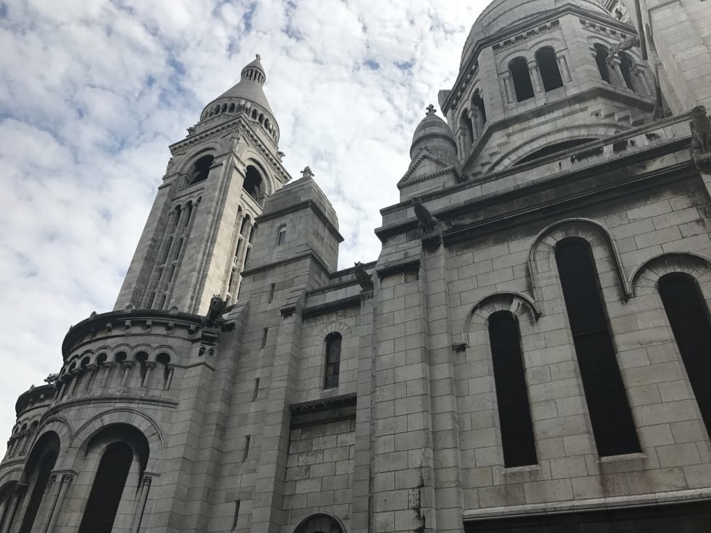 Lateral da Sacre Coeur no bairro de Montmartre
