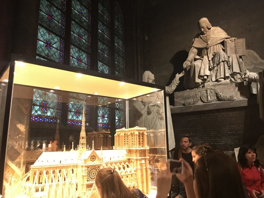 maquete no interior da Catedral de Notre Dame