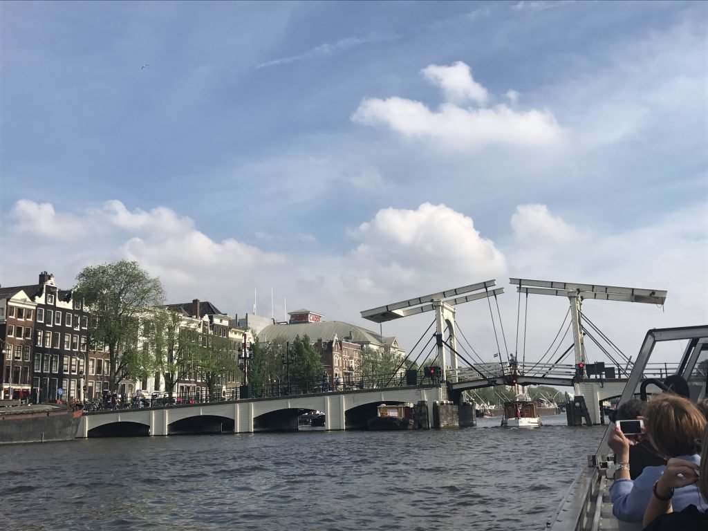 Pontes que abrem e fecham em Amsterdam