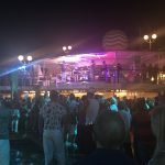 Viagem de navio: festa na piscina