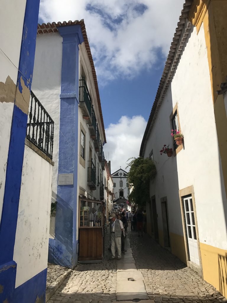 Ruelas charmosas e estreitas em Óbidos