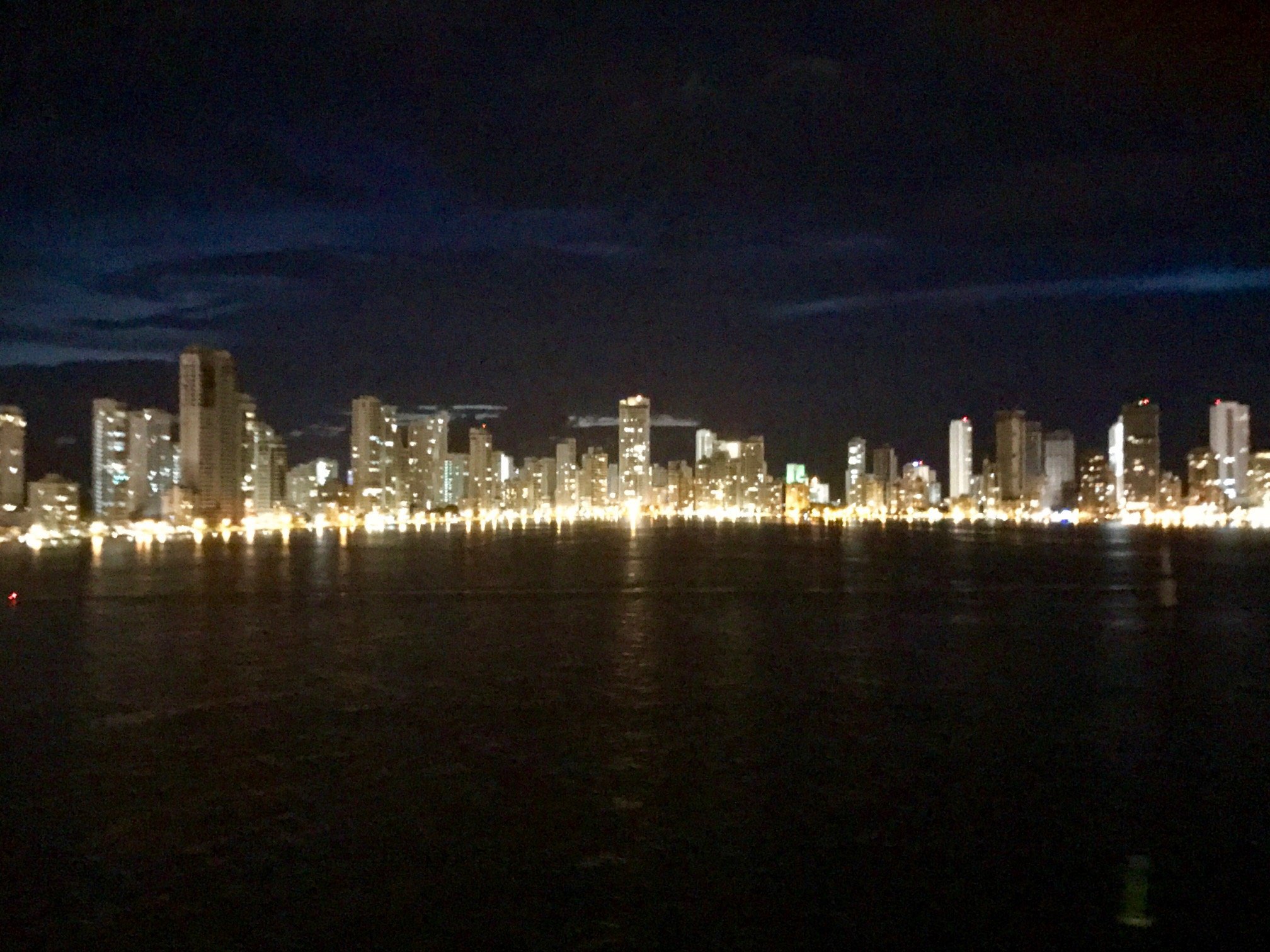 Viagem de navio: skylines em chegadas e partidas