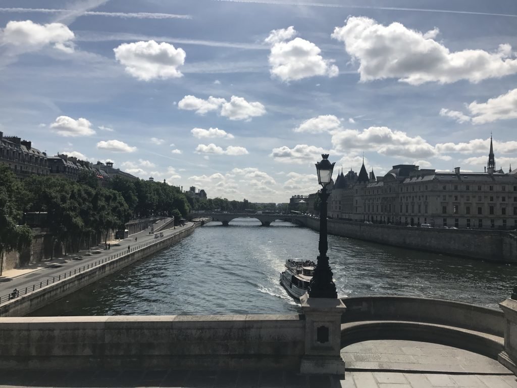 caminhar as margens do Rio Sena - passeio grátis em Paris