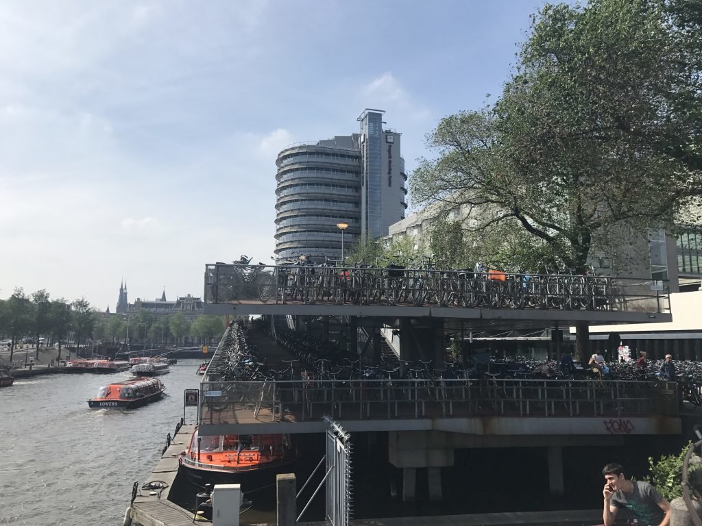 Estacionamento de bicicleta em Amsterdam