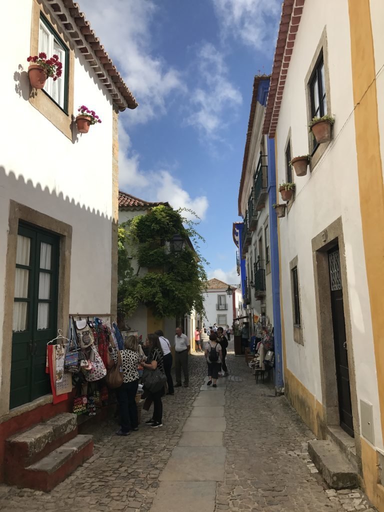 Ruelas charmosas e estreitas em Óbidos