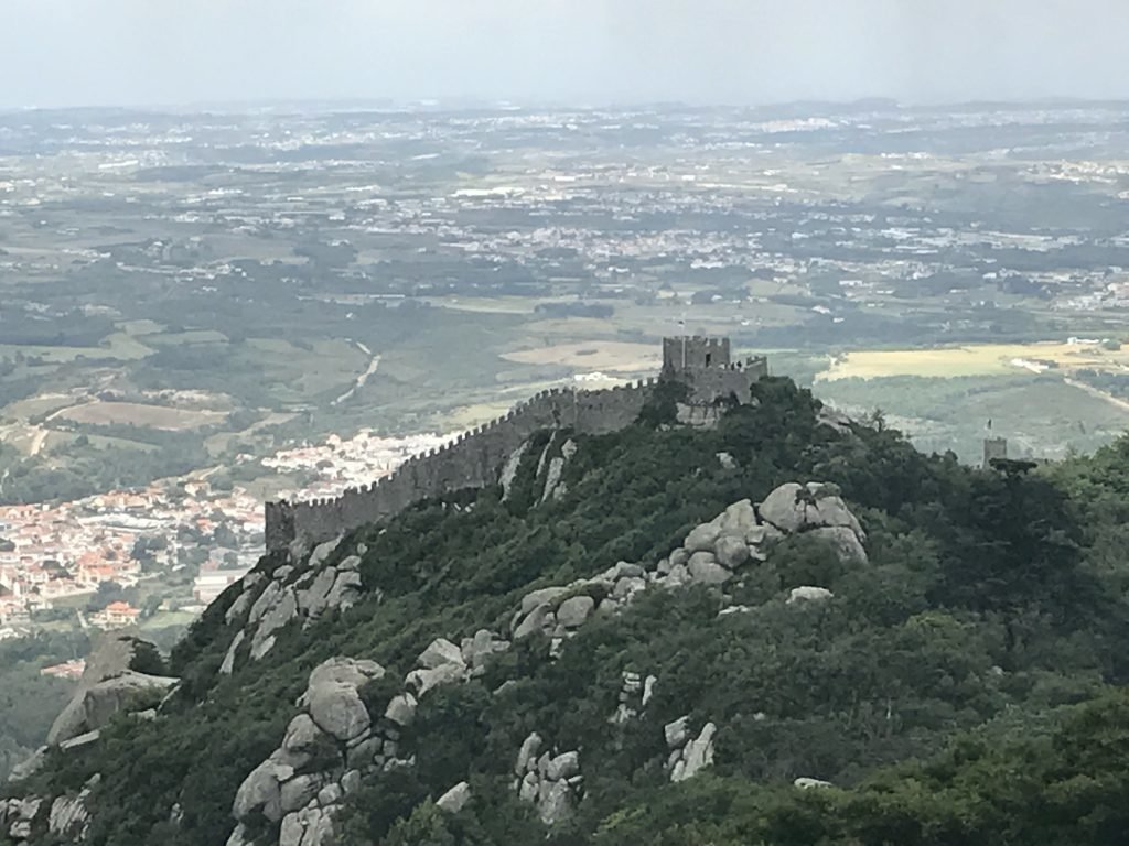 Vista do topo da serra e o Castelo dos Mouros