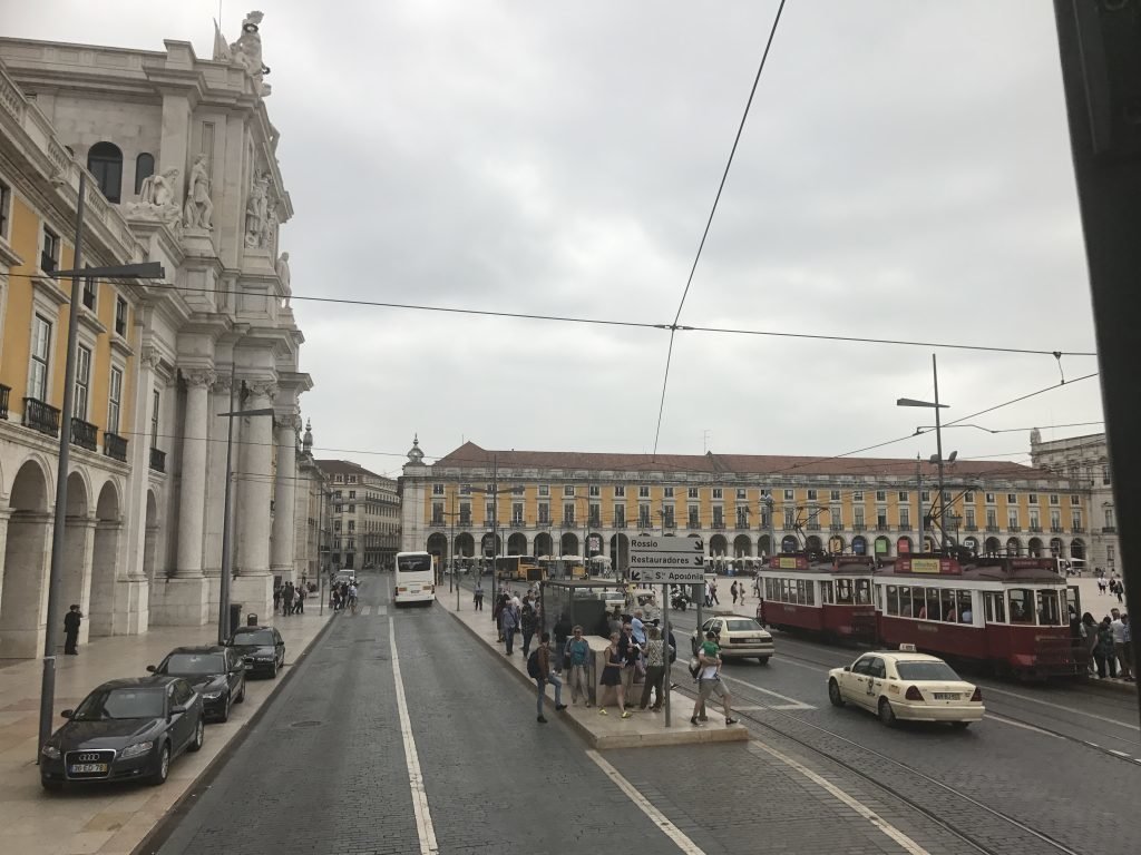 Visão parcial da Praça do Comércio com o Arco da Rua Augusta a direita