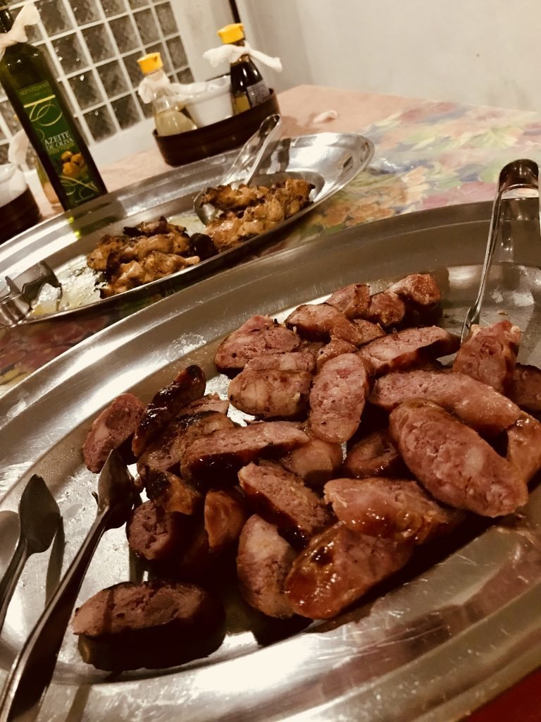 Linguiça e frango servidos no jantar