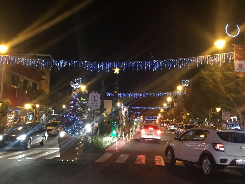 Ruas cheias de luzes em Gramado durante o Natal