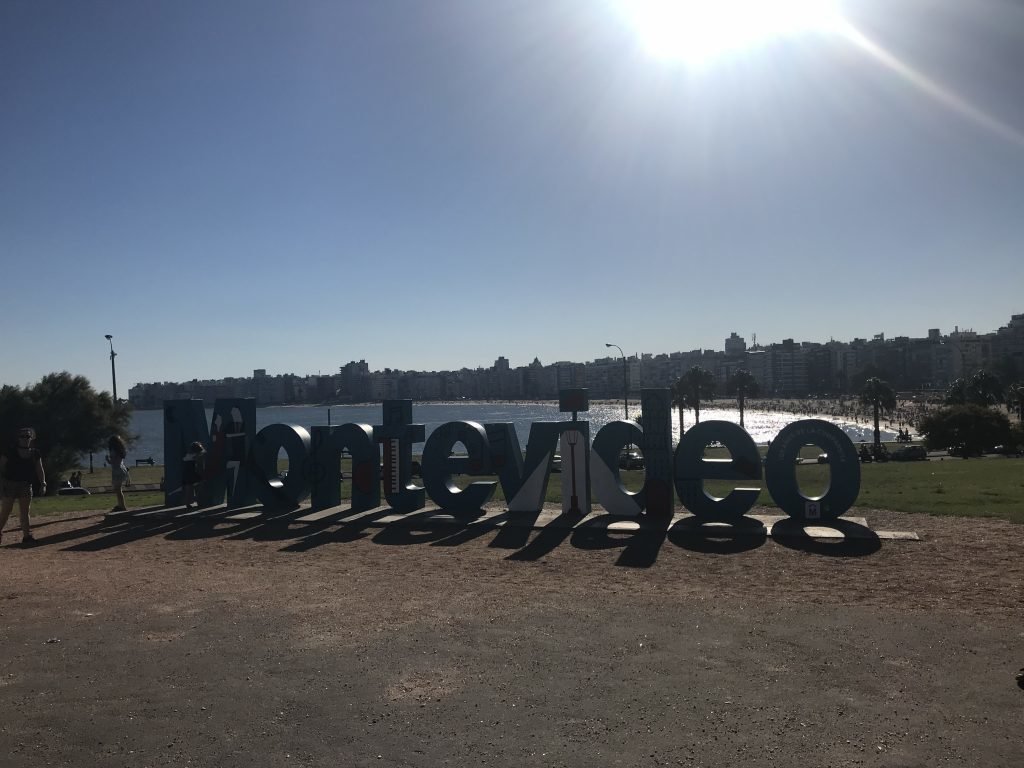 Letreiro de Montevideo e a praia de Pocitos ao fundo