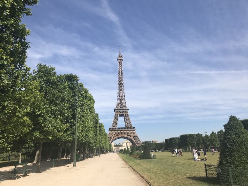 Um passeio pela Torre Eiffel em Paris