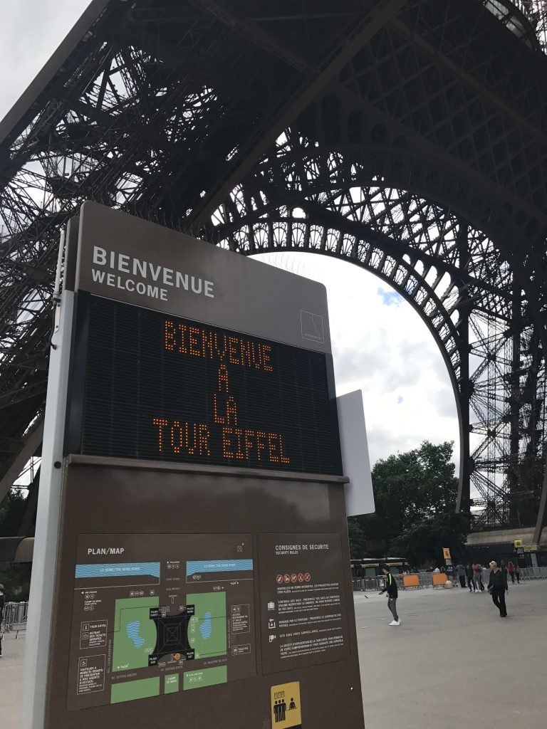 Entrando na Torre Eiffel