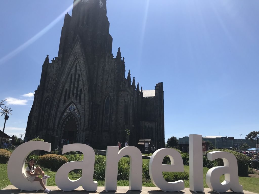 letreiro de Canela a frente da Catedral de Pedra