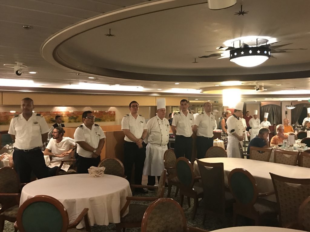 Chefs e garçons no restaurante principal do navio Monarch - refeições a bordo