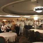 Chefs e garçons no restaurante principal do navio Monarch