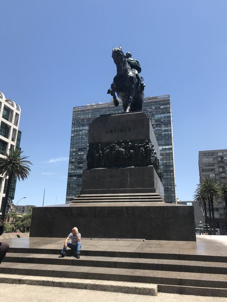 Estátua em homenagem a José Artigas - Praça da Independência
