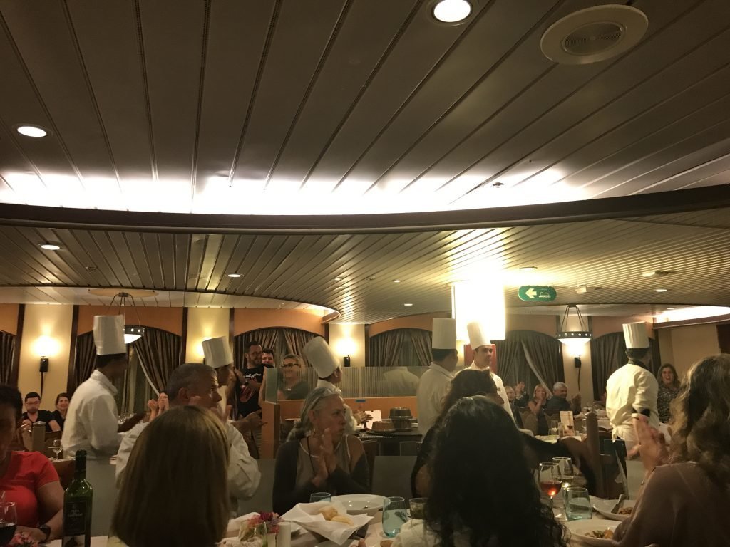 Restaurante principal do navio Monarch - refeições a bordo