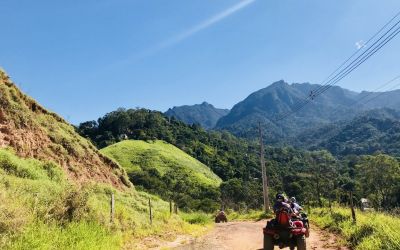 Fazendo um passeio de quadriciclo em Penedo