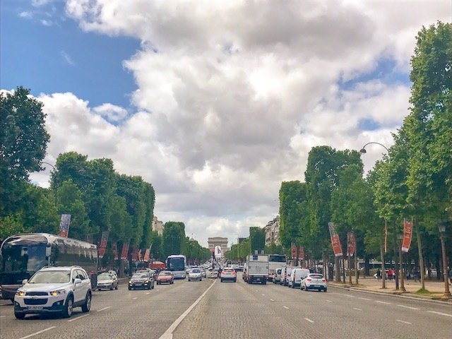 Champs Elysee em Paris com o Arco do Triunfo ao fundo