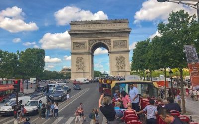 A elegante avenida Champs Elysee em Paris