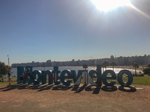 letreiro de Montevideo na praia de Pocitos