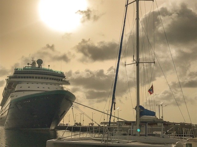 Navio Monarch parado em St. John´s - Antigua - Caribe