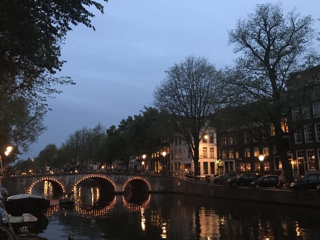 o que fazer em Amsterdam - canais iluminados