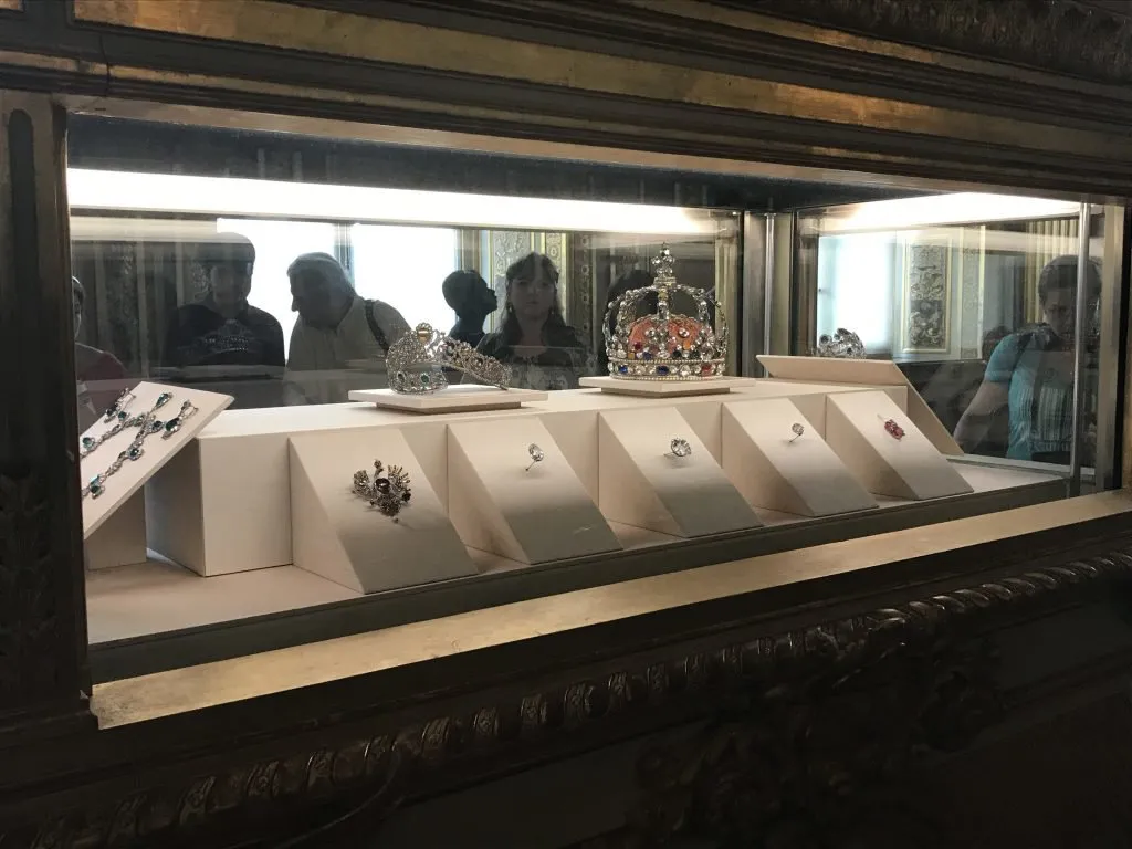 Conhecendo o museu do louvre - jóias e coroas reais Conhecendo o museu do louvre - jóias e coroas reais