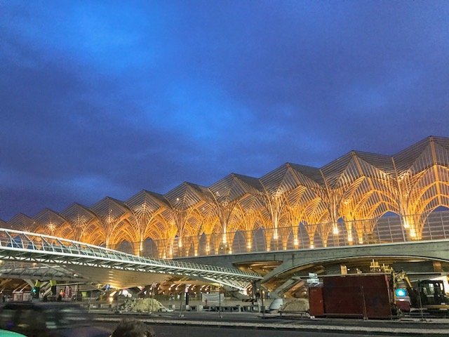 Estação Oriente a noite no parque das nações em Lisboa