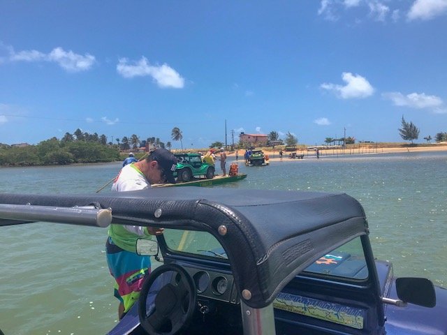 Dunas de Genipabu - balsa atravessando os buggys