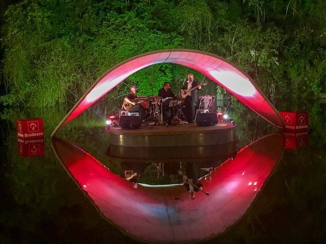 Ópera De Arame Músicos No Palco Flutuante Ópera De Arame