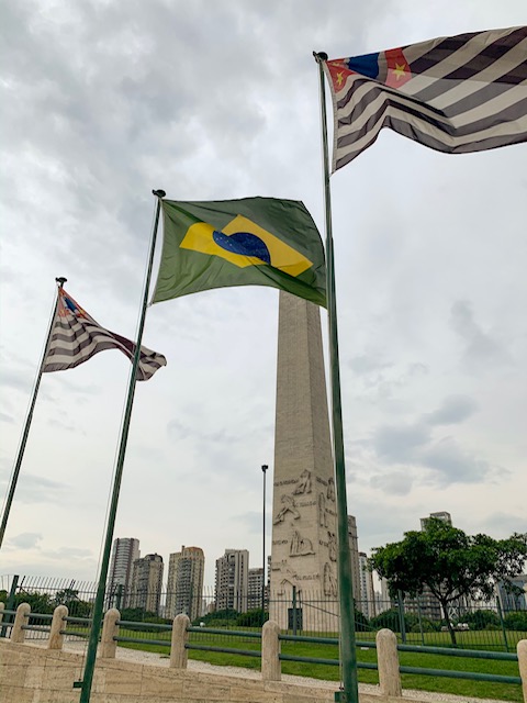 Obelisco do Ibirapuera e bandeiras