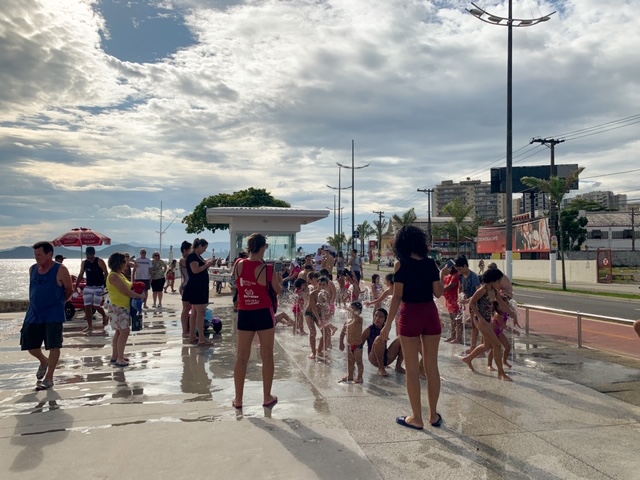 fonte na ponta da praia em Santos