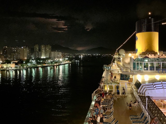 Costa Diadema saindo de Santos